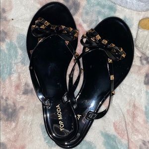 Black sandals with a touch of gold